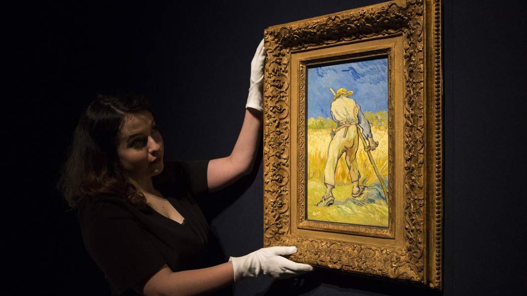 Картина Ван Гога в руках сотрудницы аукционного дома Christie’s