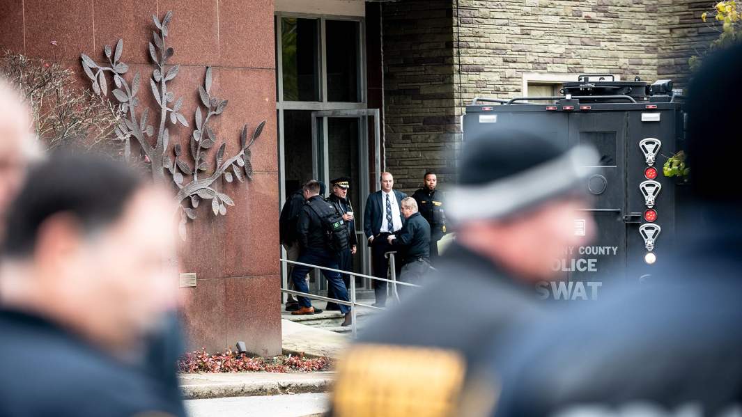 Полиция у здания синагоги «Древо жизни». Питтсбург, штат Пенсильвания