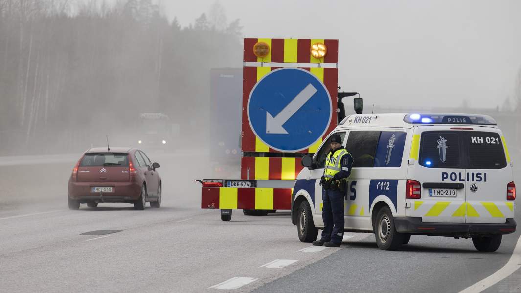 Полицейский контролирует движение на дороге в регионе Уусимаа