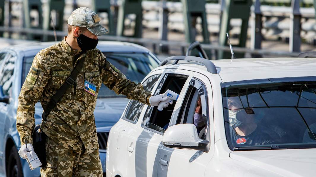 Пограничник международного автомобильного пункта на украинско-венгерской границе