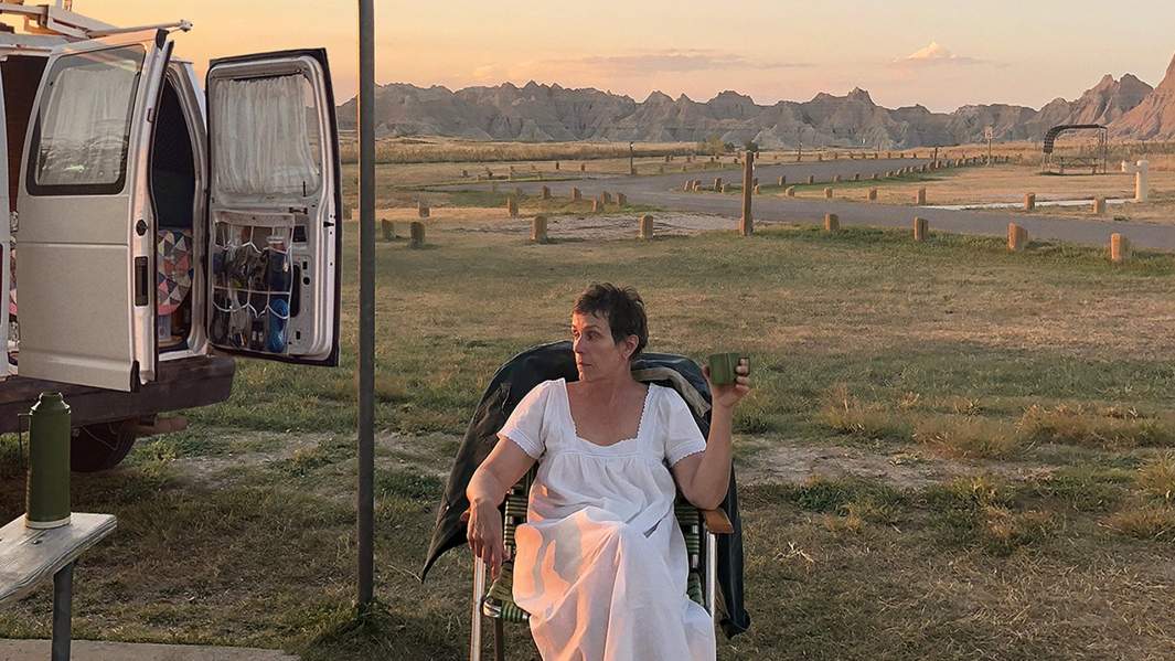 Фрэнсис Макдорманд на съемках фильма «Земля кочевников»