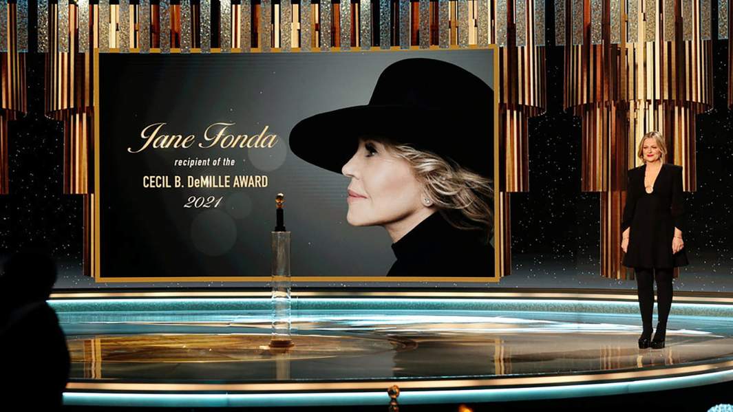 Ведущая церемонии Эми Полер объявляет победителя награды имени Сесиля Б. Де Милля