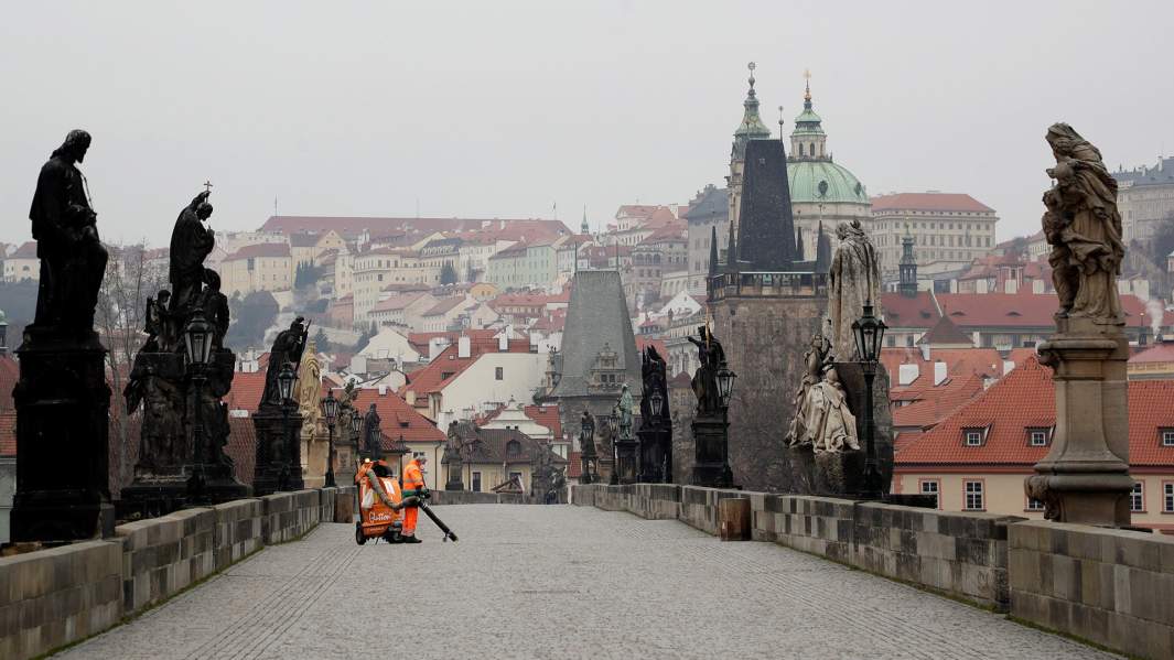 Пустой Карлов мост в Праге
