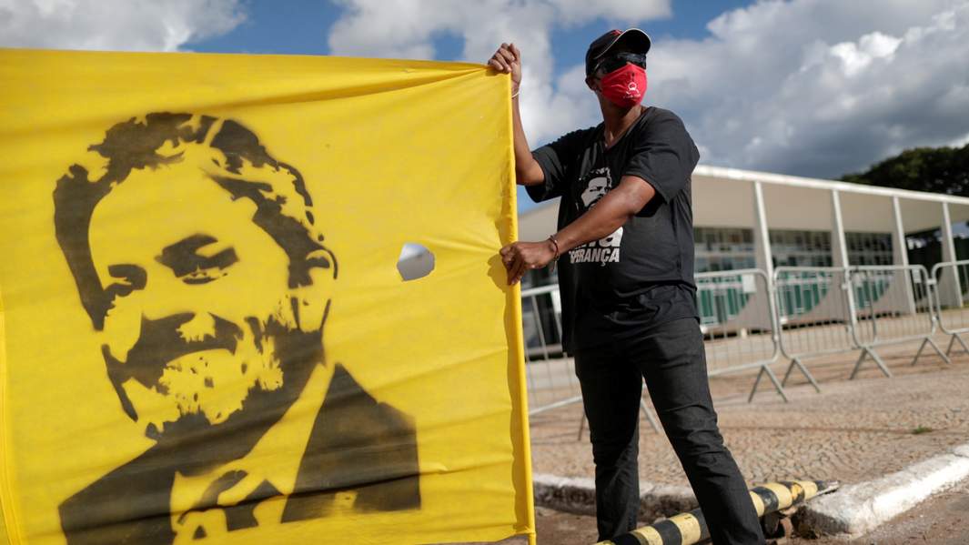 Сторонник бывшего президента Бразилии Луиса Инасио Лула да Силва в акции протеста перед Верховным судом в Бразилии