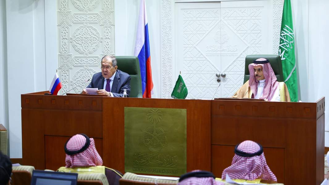 Министр иностранных дел РФ Сергей Лавров и министр иностранных дел Саудовской Аравии Фейсал бен Фархан Аль Сауд во время совместной пресс-конференции по итогам встречи в Эр-Рияде