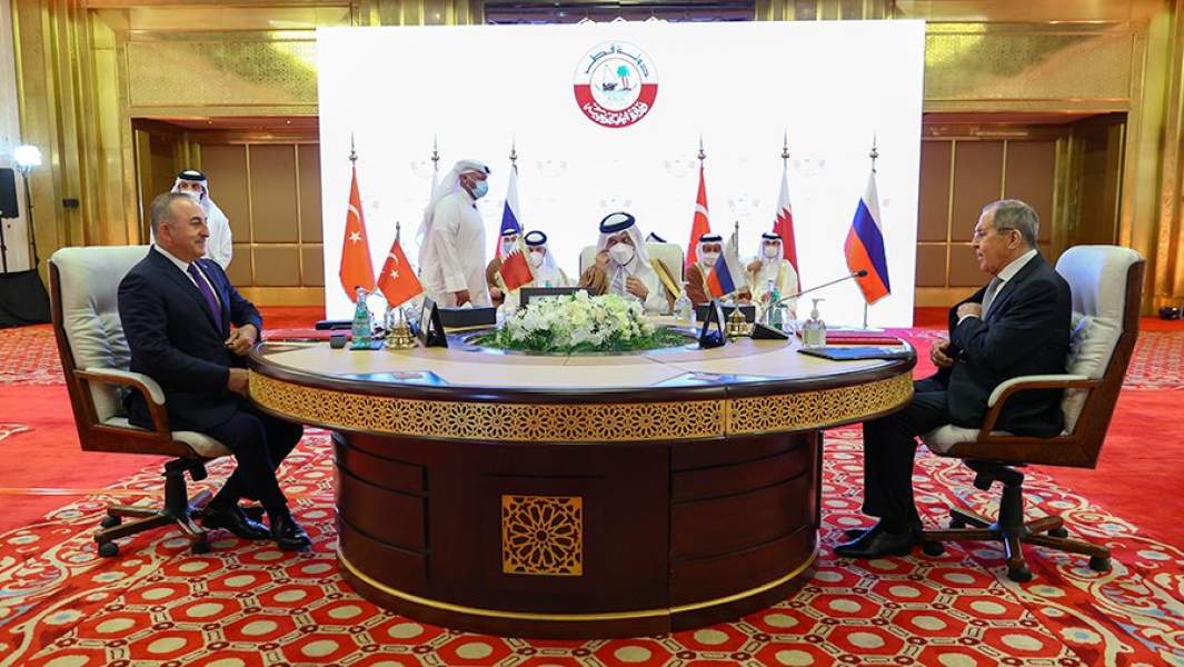 Министр иностранных дел РФ Сергей Лавров, министр иностранных дел Катара Мухаммед бен Абдель Рахман Аль Тани и министр иностранных дел Турции Мевлют Чавушоглу во время трехсторонней встречи