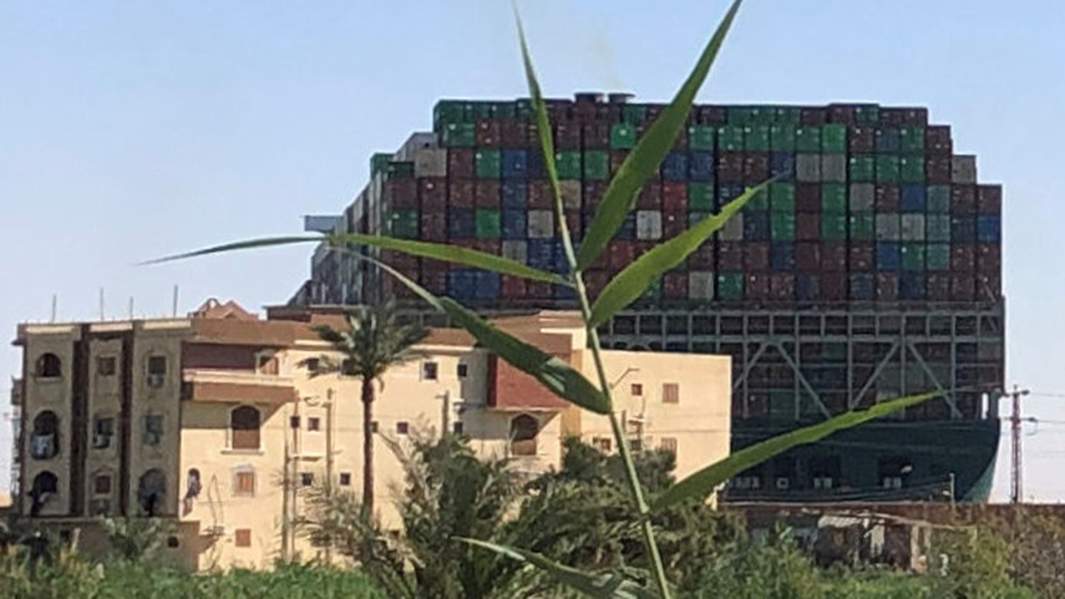 Вид на груз контейнеровоза Ever Given