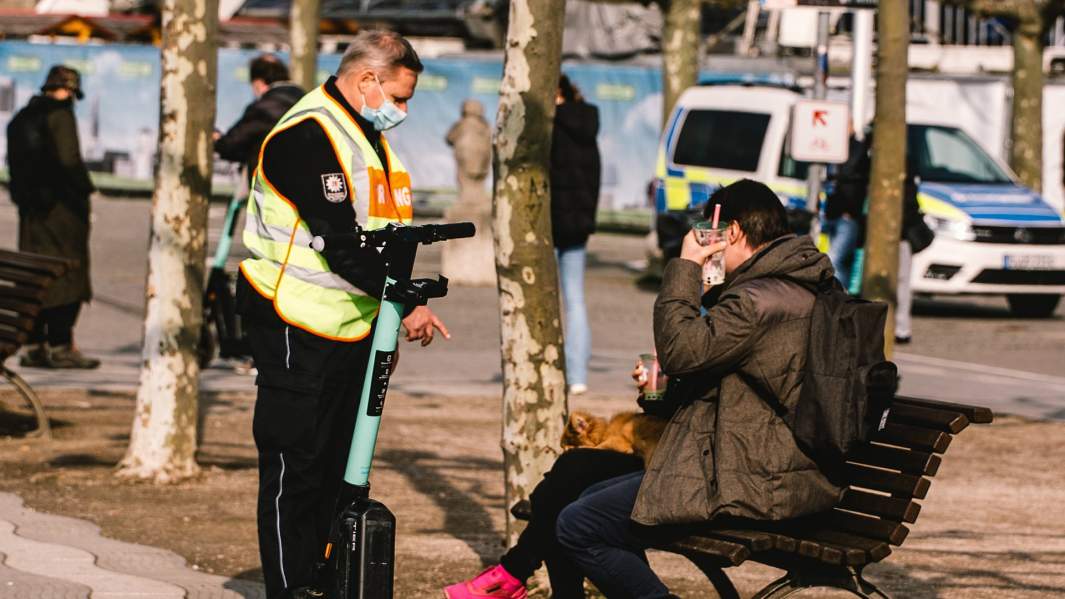 Полицейский в Дюссельдорфе просит людей надеть маску