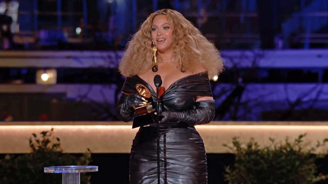 Бейонсе получает Грэмми за «лучшее RnB исполнение»