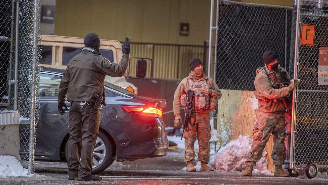 Cлужба безопасности во время судебного процесса над бывшим офицером полиции Миннеаполиса Дереком Човеном по делу о смерти Джорджа Флойда, Миннеаполис, Миннесота, США