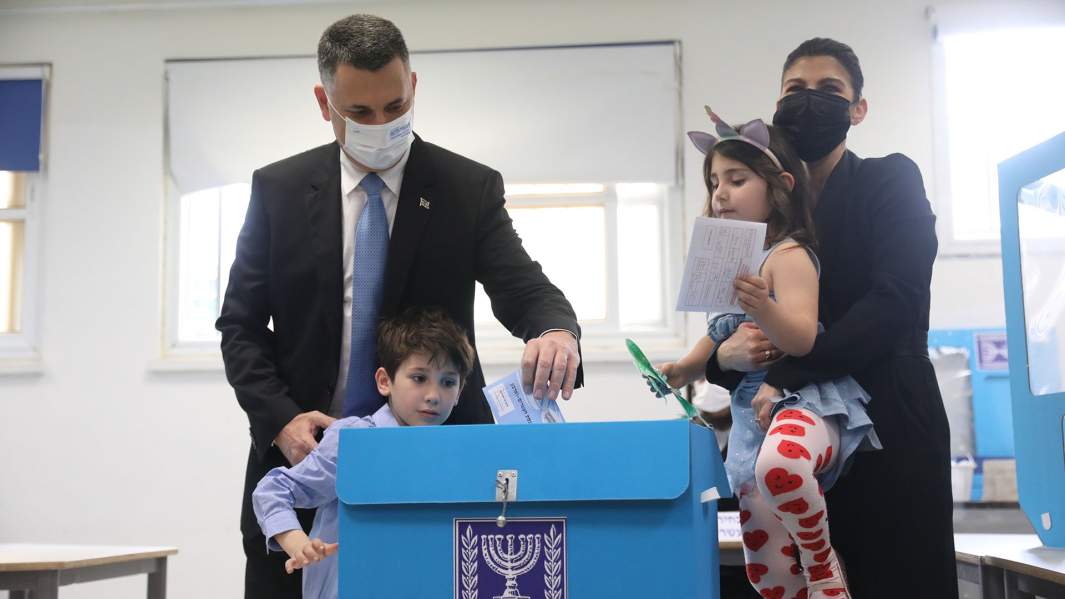 Гидеон Саар, лидер партии «Новая надежда», голосует во время парламентских выборов в Израиле