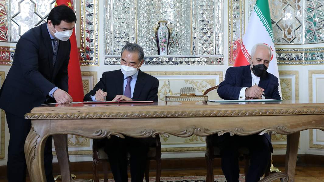 Министр иностранных дел Китая Ван И и глава МИД Ирана Мохаммад Джавад Зариф подписывают соглашение о всестороннем сотрудничестве