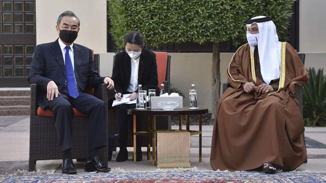 Встреча министра иностранных дел Китая Ван И с премьер-министром Бахрейна Салманом бин Хамадом Аль Халифа