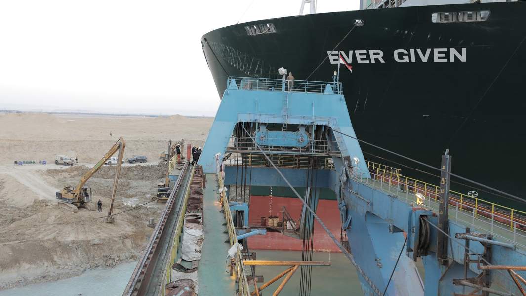 Операция по снятию с мели контейнеровоза Ever Given
