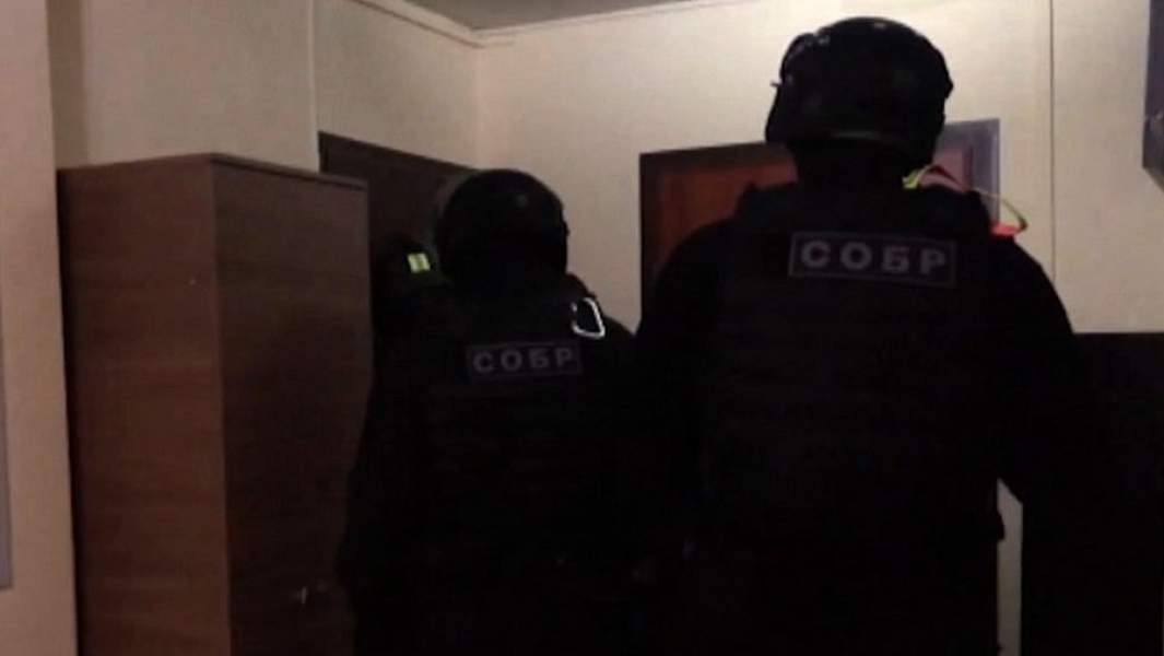 Сотрудники СОБРа готовятся к задержанию подозреваемого