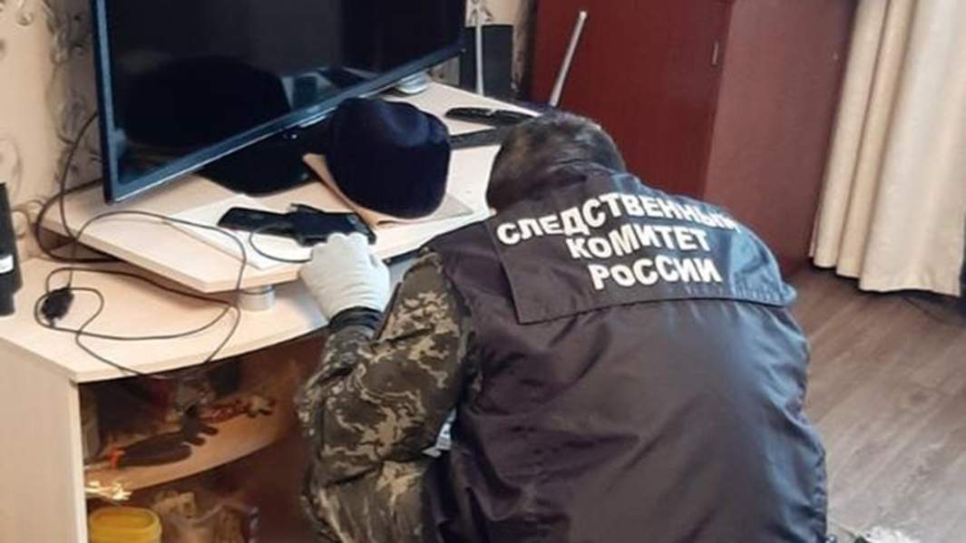  Сотрудник СК на месте убийства в посёлке Октябрьский Пермского края