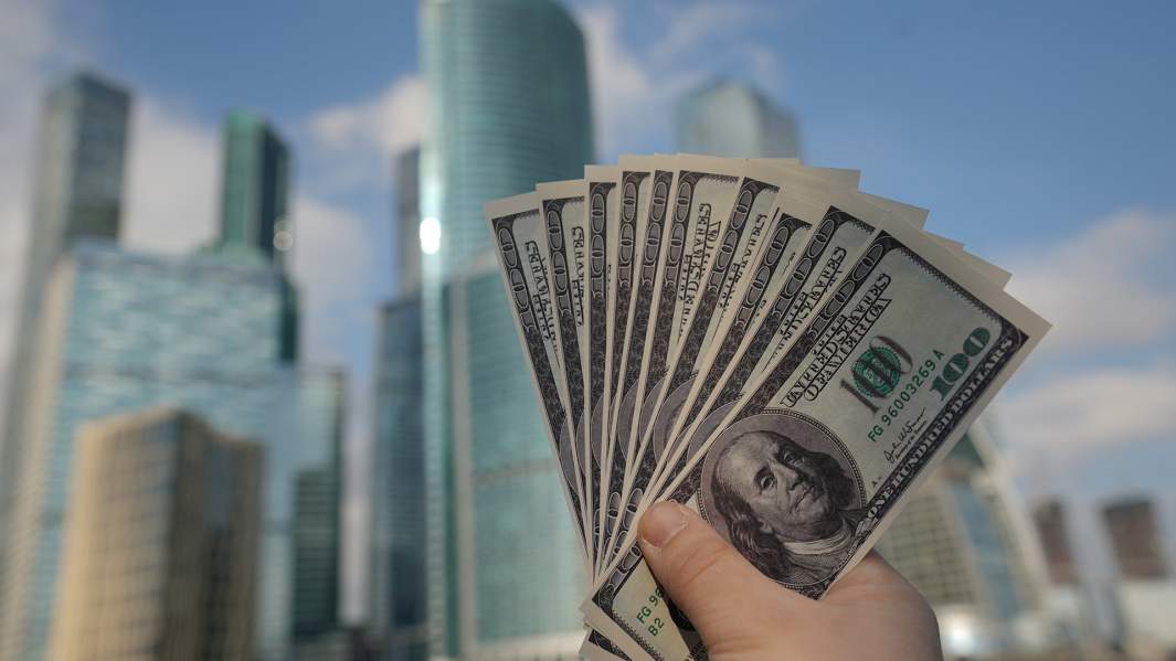 Доллары в руке