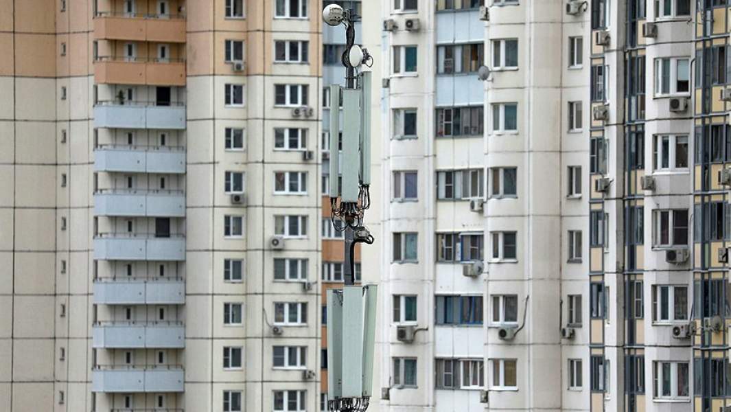 Ретрансляторы на фоне жилого дома