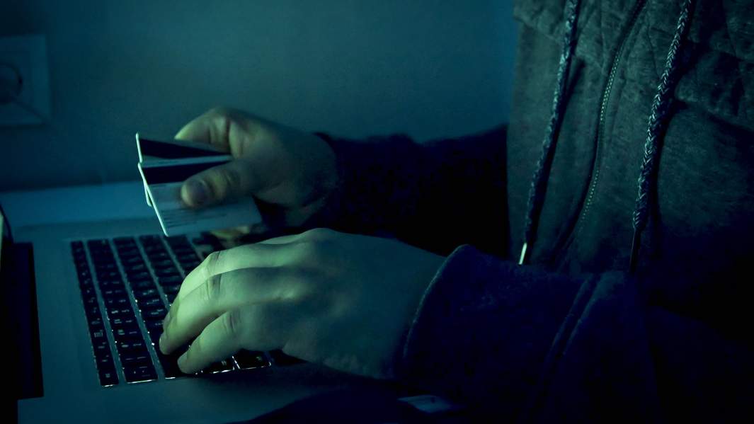  хакер с банковскими картами