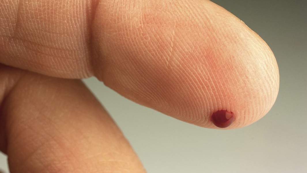Капля крови на пальце