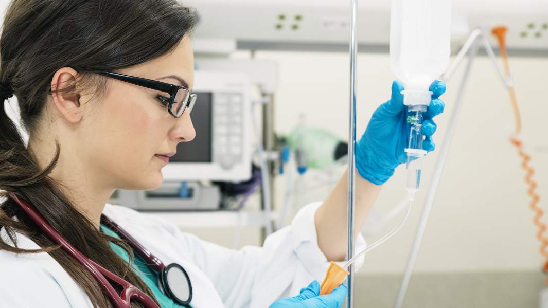 Медсестра подготавливает капельницу