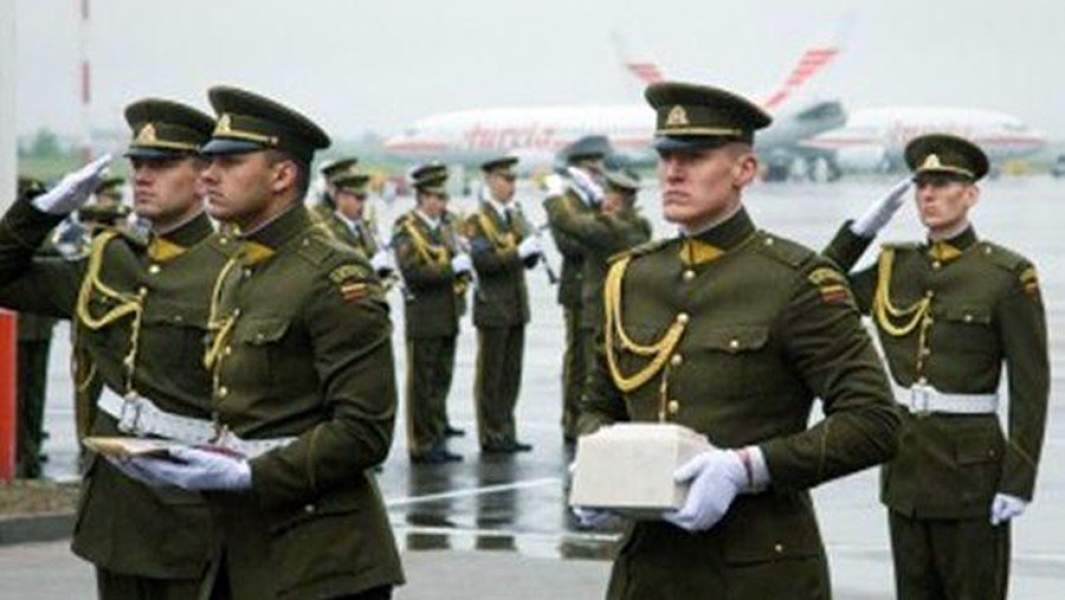 Торжественная встреча урны с прахом Ю. Амбразявичюса – Бразайтиса в Вильнюсском аэропорту