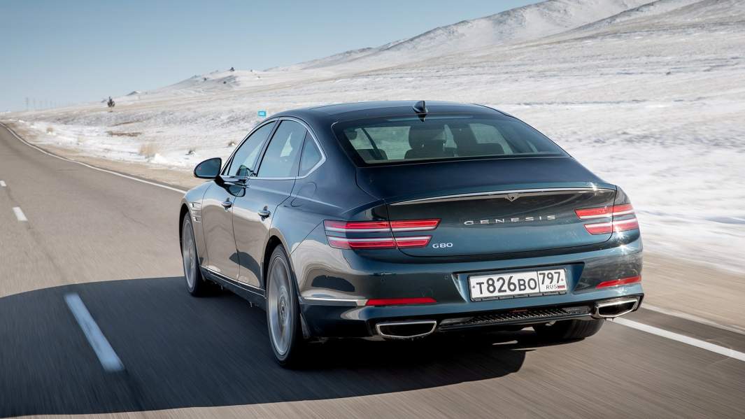 Разгон до 100 км/ч у машины с мотором 2,5 (249 л.с.) занимает 6,5 секунды. Заявленный средний расход — 9,2 л. Версия с двигателем V6 (379 л.с.) разгоняется за 5,1 с и расходует в среднем 5,1 л на 100 км