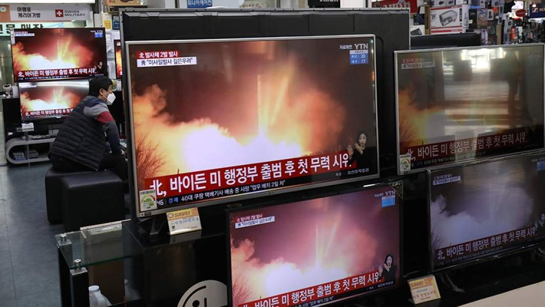 Запуск северокорейской ракеты на экранах телевизоров в Южной Корее