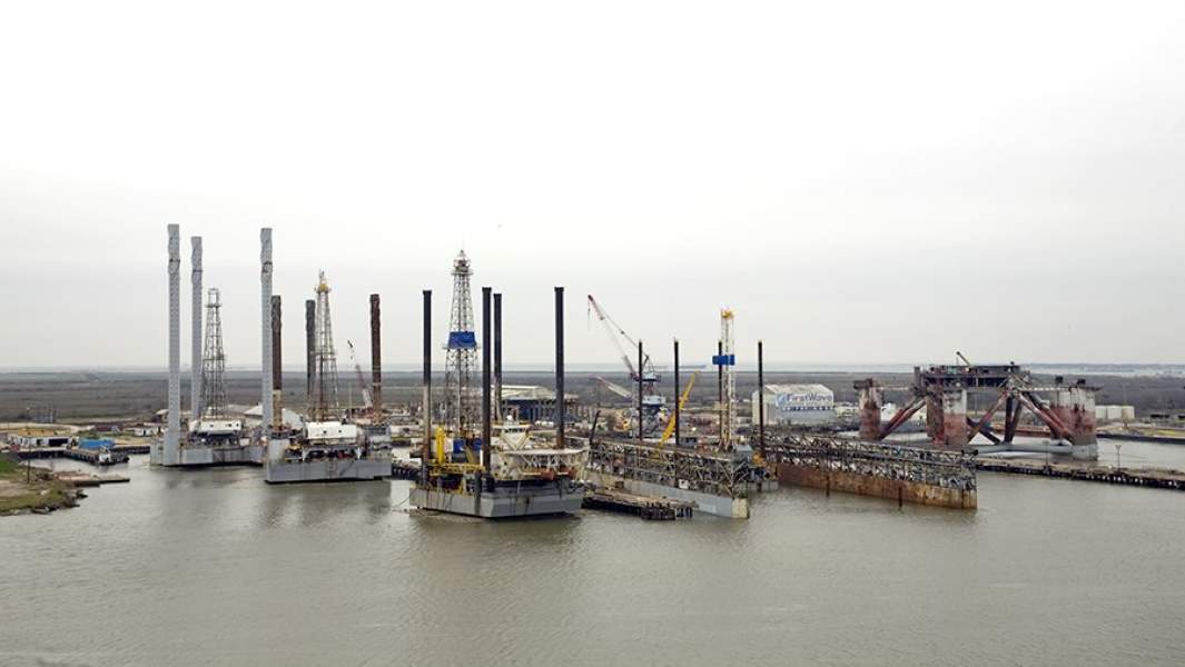 Нефтяные платформы в одном из портов Техаса