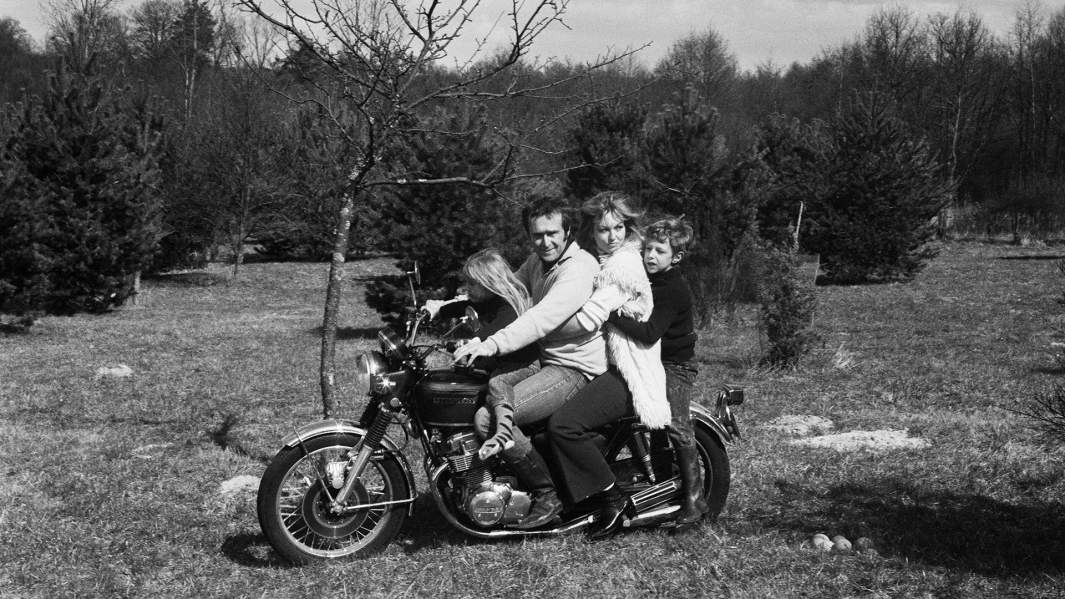 Милен Демонжо с мужем, французским режиссером и сценаристом бельгийского происхождения Марком Сименоном и его детьми Дайаной и Сержем