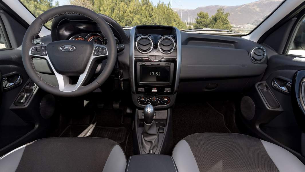 Интерьер во многом унифицирован с Renault Duster предыдущего поколения