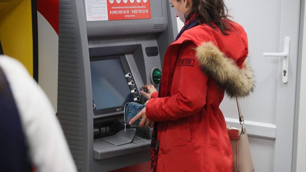 Девушка у банкомата