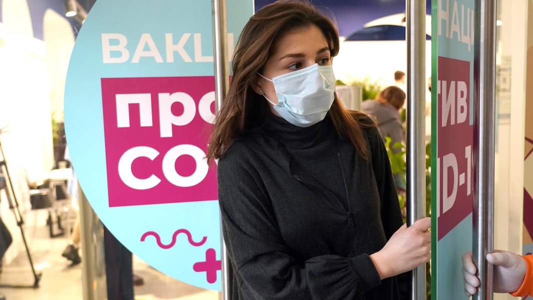 Пункт вакцинации от коронавируса в ГУМе в Москве