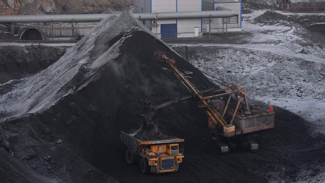 Загрузка самосвала на промышленной площадке шахты «Сибиргинская»