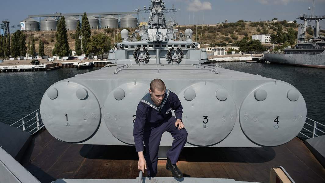 Матрос на сторожевом корабле «Ладный» на военно-морской базе Черноморского флота РФ в Севастополе перед походом в Средиземное море. 2015 год
