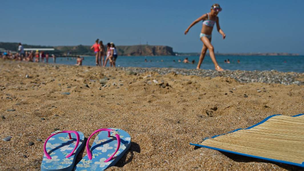 На пляже детского оздоровительного лагеря в Крыму