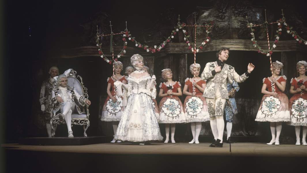 Сцена из спектакля "Безумный день, или женитьба Фигаро". Фигаро - Андрей Миронов (справа)