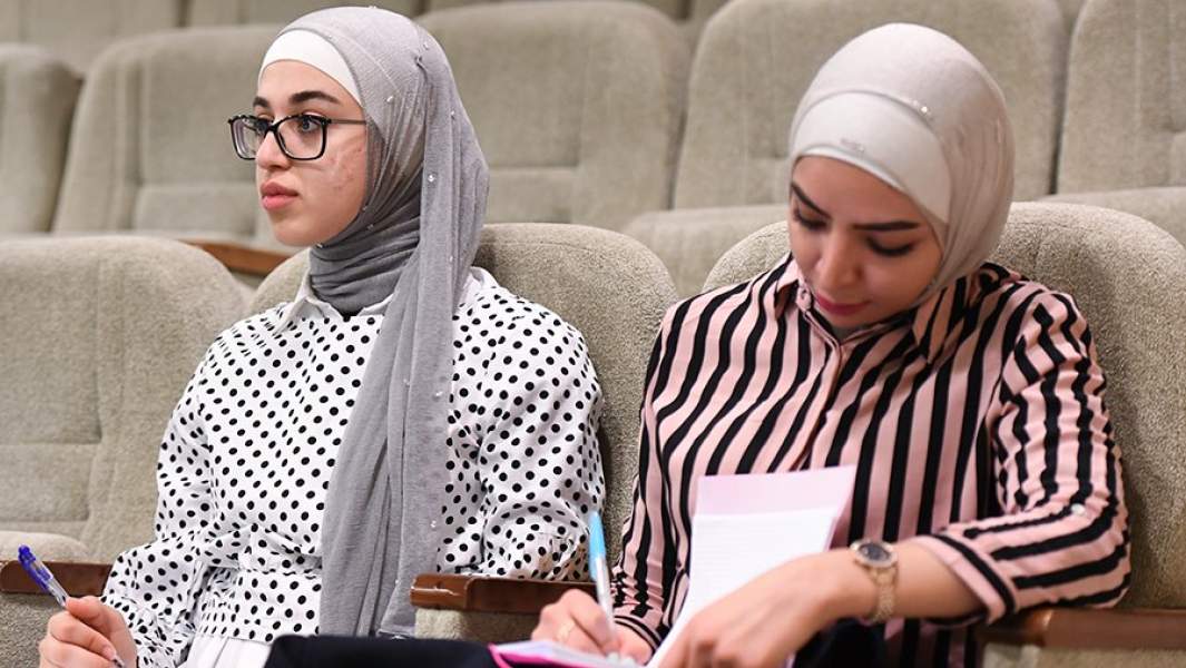 Иностранные студентки во время лекции