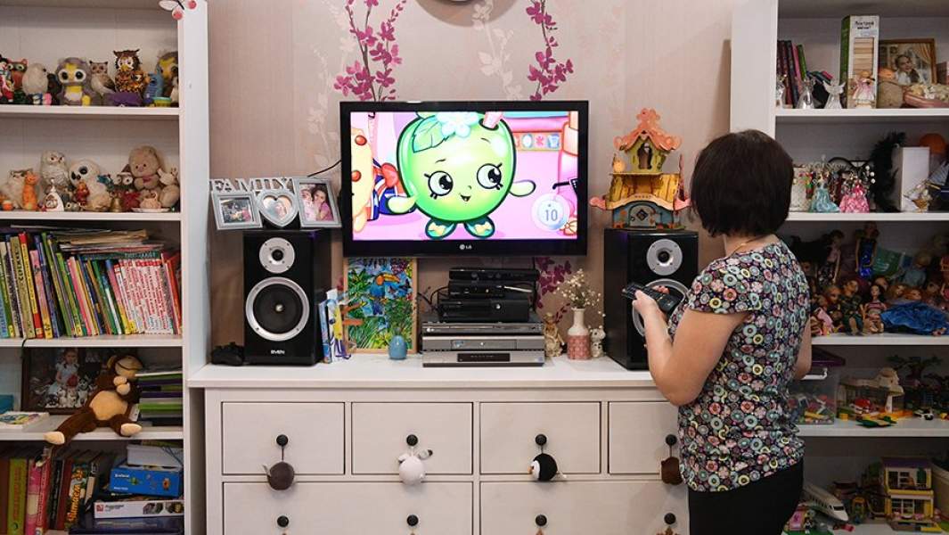 Жительница Твери смотрит телевизор у себя дома