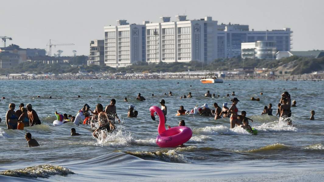 Отдыхающие на одном из пляжей в Анапе