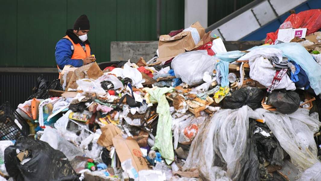 Сотрудник предприятия по переработке отходов