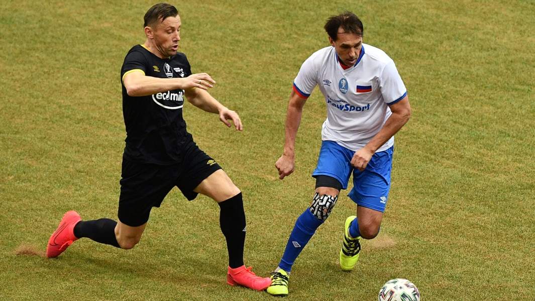 Игрок сборной Звезд Ивица Олич (слева) и игрок сборной России Олег Карнаухов в финальном матче "Кубка Легенд - 2020" на малой спортивной арене «Лужники» в Москве