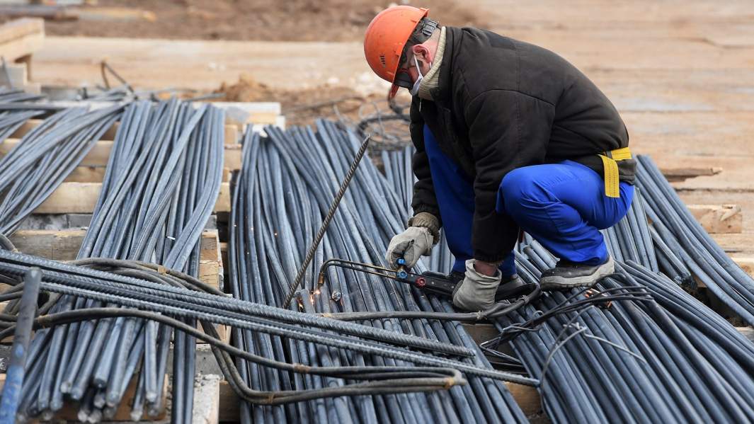 Строить и жить: Минстрой хочет менять цену строительных госконтрактов