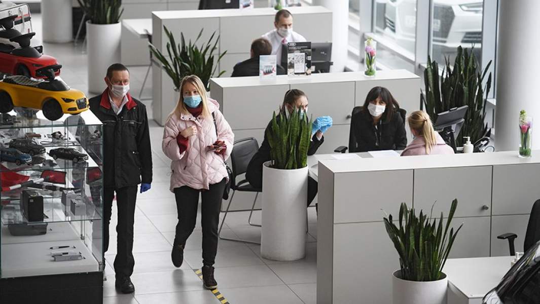 Посетители автосалона 