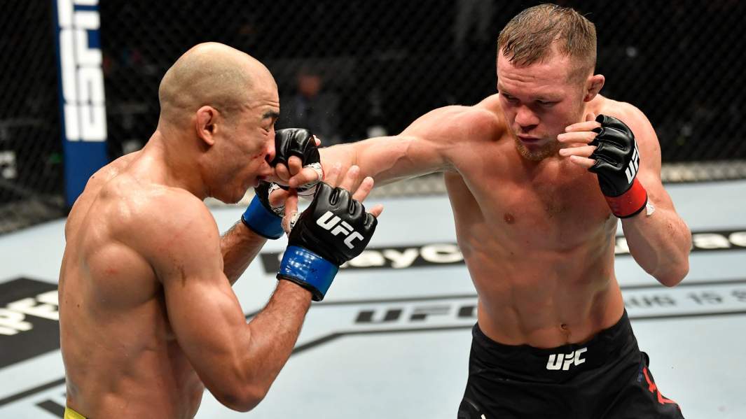 Жозе Алдо и Петр Ян в бою за титул чемпиона Абсолютного бойцовского чемпионата (UFC) в легчайшем весе