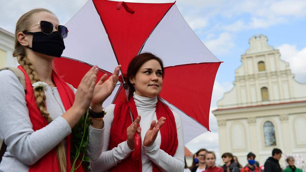 Участницы несанкционированного женского марша на площади Свободы в Минске