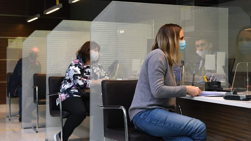 Посетители в отделении банка