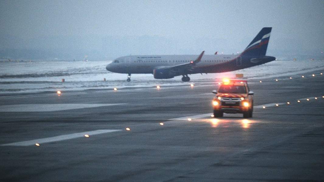 Самолет авиакомпании «Аэрофлот» на взлетной полосе
