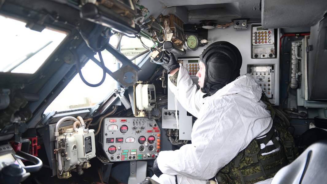 Военнослужащий в кабине ЗРК "Тор-М2"