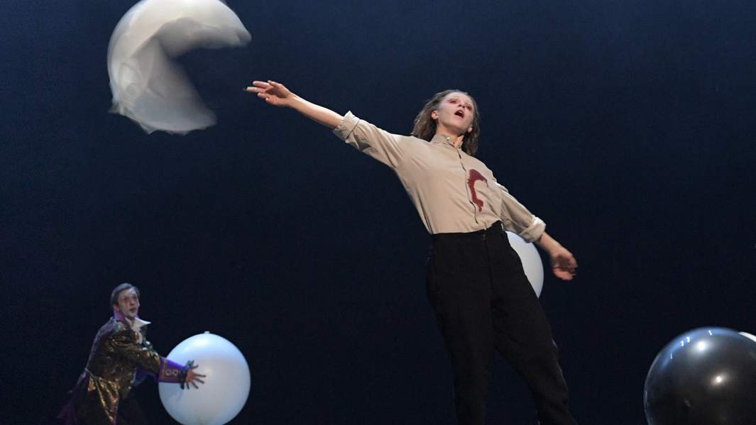 Евгения Крегжде в роли Корделии в сцене из спектакля «Король Лир» в постановке Юрия Бутусова в Государственном академическом театре имени Евгения Вахтангова